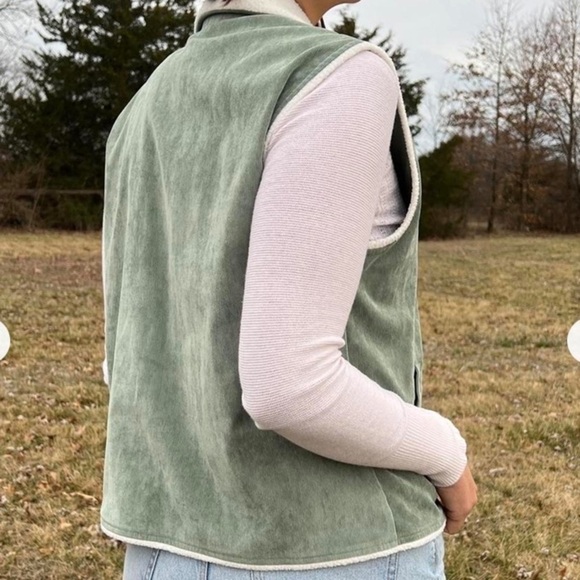 Alfred Dunner Plus Sz 14 Corduroy Fleece White and
Sage Green Embroidered Gilet - Picture 2 of 9